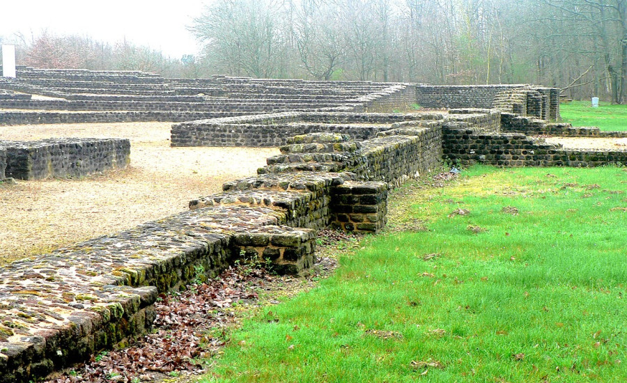 site archéologique de Cherré — Photo : Edith Poussin — Public domain — https://commons.wikimedia.org/wiki/File:Site_de_Cherr%C3%A9.jpg