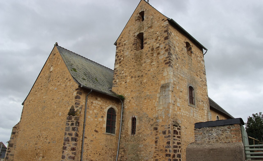 église Saint-Ouen de Saint-Ouen-en-Champagne — Photo : Pascal Radigue — CC BY-SA 4.0 — https://commons.wikimedia.org/wiki/File:Saint-Ouen-en-Champagne_-_Wikip%C3%A9dia_takes_Sabl%C3%A9_(6).jpg
