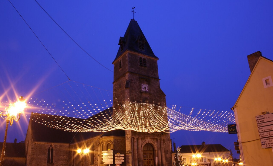 église Saint-Remy de Marolles-les-Braults — Photo : Em301095 — CC BY-SA 3.0 — https://commons.wikimedia.org/wiki/File:Eglise_St_Remy.jpg