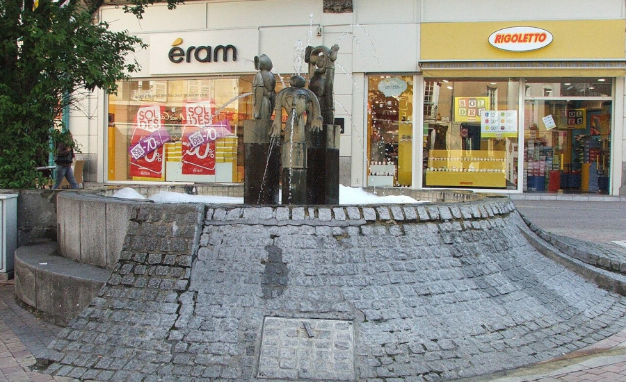 place de la Sirène — Photo : Claude Ribaud Le Mans — CC BY 3.0 — https://commons.wikimedia.org/wiki/File:Place_de_la_sir%C3%A8ne.JPG
