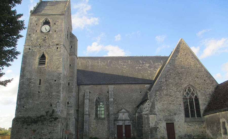 église Saint-Rémy-et-Saint-Rigomer de Saint-Rémy-du-Val — Photo : Pucesurvitaminee — CC BY-SA 3.0 — https://commons.wikimedia.org/wiki/File:%C3%89glise_Saint-R%C3%A9my-et-Saint-Rigomer_de_Saint-R%C3%A9my-du-Val_1.JPG