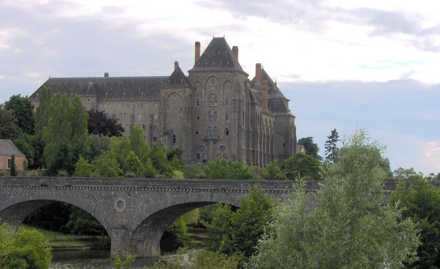 abbaye Saint-Pierre de Solesmes — Photo : Cliatop — Public domain — https://commons.wikimedia.org/wiki/File:Abbaye_Solesmes.jpg