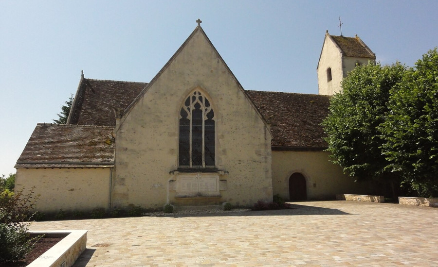 église Saint-Hélier de Monhoudou — Photo : Havang(nl) — CC0 — https://commons.wikimedia.org/wiki/File:Monhoudou_(Sarthe)_%C3%A9glise.jpg