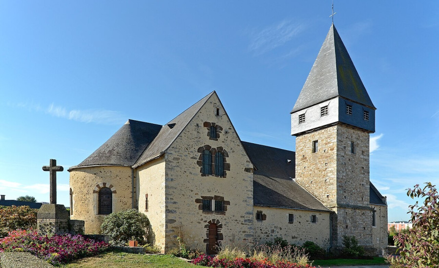 église Saint-Nicolas de Coulaines — Photo : Selbymay — CC BY-SA 3.0 — https://commons.wikimedia.org/wiki/File:Coulaines_-_Eglise_01.jpg