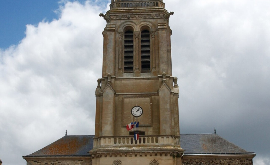 église Saint-Sulpice de Bonnétable — Photo : BearTiger — CC BY-SA 4.0 — https://commons.wikimedia.org/wiki/File:Eglise_Saint-Sulpice_et_Saint-Etienne,_Bonnetable.jpg