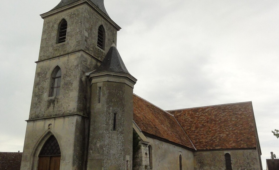 église Saint-Germain de Louvigny — Photo : Havang(nl) — CC0 — https://commons.wikimedia.org/wiki/File:Louvigny_(Sarthe)_%C3%A9glise_(02).jpg
