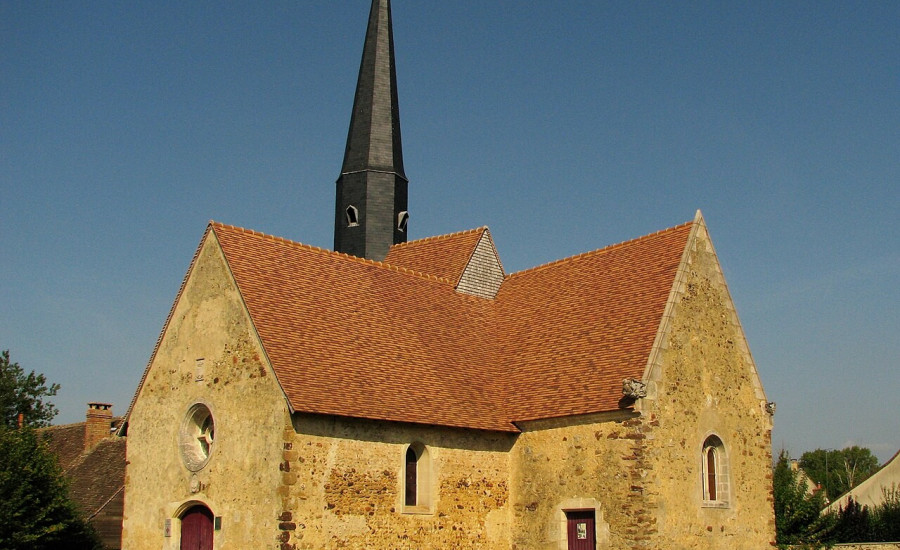église Notre-Dame d'Aulaines — Photo : Davitof — CC BY-SA 3.0 — https://commons.wikimedia.org/wiki/File:Bonn%C3%A9table_-_%C3%A9glise_Notre_Dame_d%27Aulaines.jpg