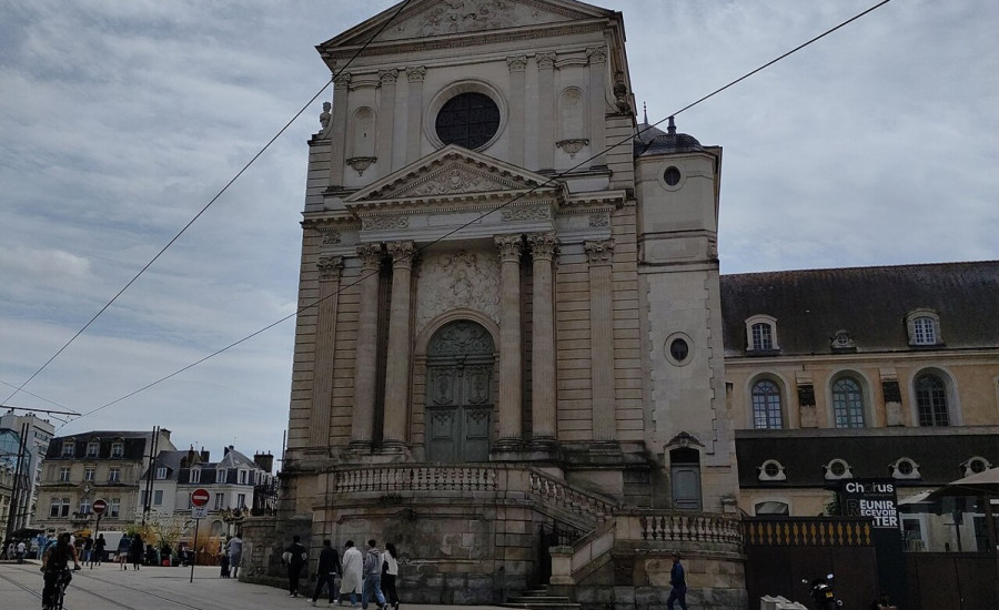 chapelle de la Visitation du Mans — Photo : Remiforall — CC BY-SA 4.0 — https://commons.wikimedia.org/wiki/File:Fa%C3%A7ade_de_la_chapelle_de_la_Visitation_du_Mans.jpg