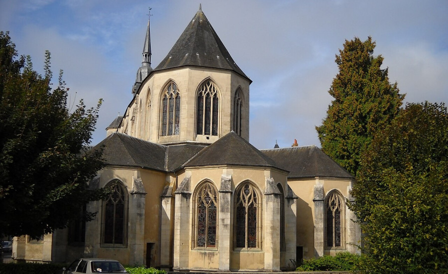 église Notre-Dame de Mamers — Photo : Own work — CC BY-SA 3.0 — https://commons.wikimedia.org/wiki/File:Mamers_-_%C3%89glise_Notre-Dame_-_Exterior_-_1.JPG