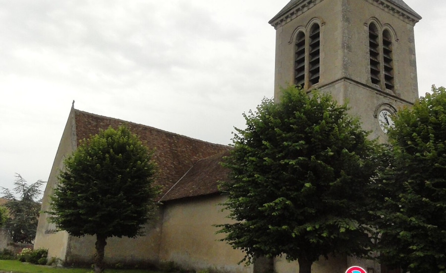 église Saint-Malo des Mées — Photo : Havang(nl) — CC0 — https://commons.wikimedia.org/wiki/File:Les_M%C3%A9es_(Sarthe)_%C3%A9glise.jpg