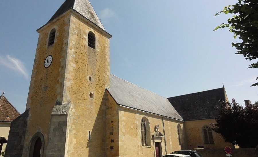 église Saint-Pierre-et-Saint-Paul de Courgains — Photo : Havang(nl) — CC0 — https://commons.wikimedia.org/wiki/File:Courgains_(Sarthe)_%C3%A9glise.jpg
