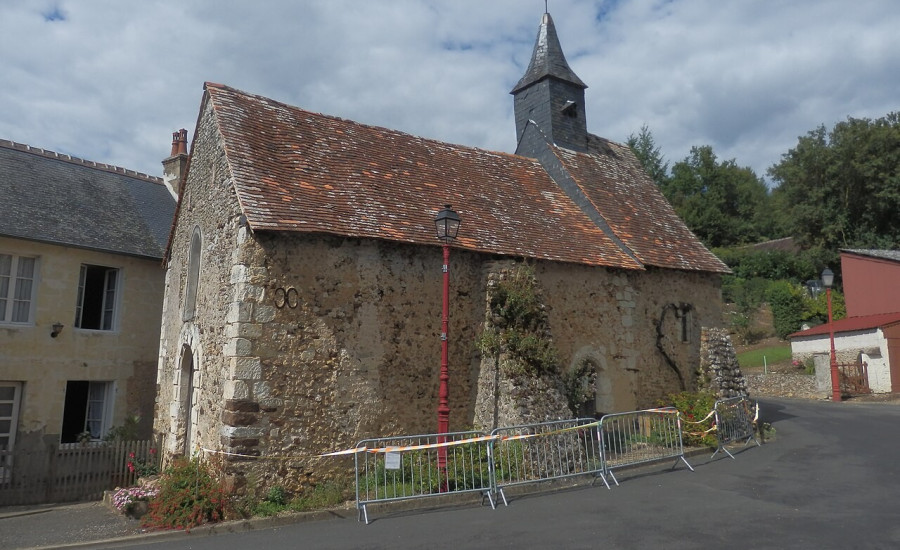 chapelle Saint-Fraimbault de Saint-Georges-de-la-Couée — Photo : Yodaspirine — CC BY-SA 4.0 — https://commons.wikimedia.org/wiki/File:Chapelle_Saint-Fraimbault_01.JPG