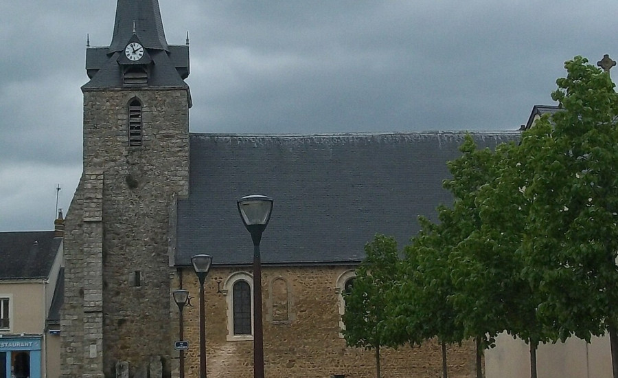 église Saint-Aubin de Sargé-lès-le-Mans — Photo : Stephvvv alias OldLion — CC BY-SA 3.0 — https://commons.wikimedia.org/wiki/File:Sarg%C3%A9-les-Le-Mans.jpg