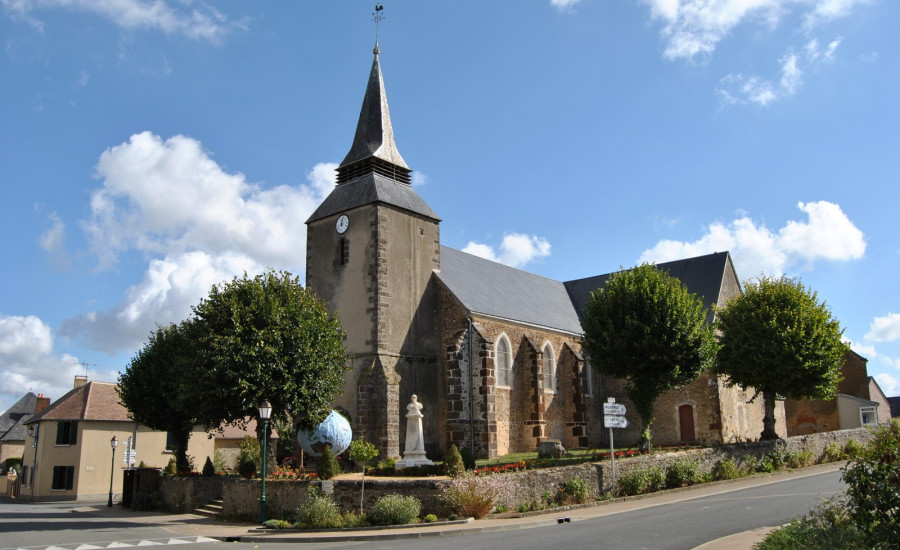 église Saint-Pierre de Neuvillalais — Photo : Herve Vinsonneau — CC BY-SA 3.0 — https://commons.wikimedia.org/wiki/File:Neuvillalais-72240-eglise.jpg