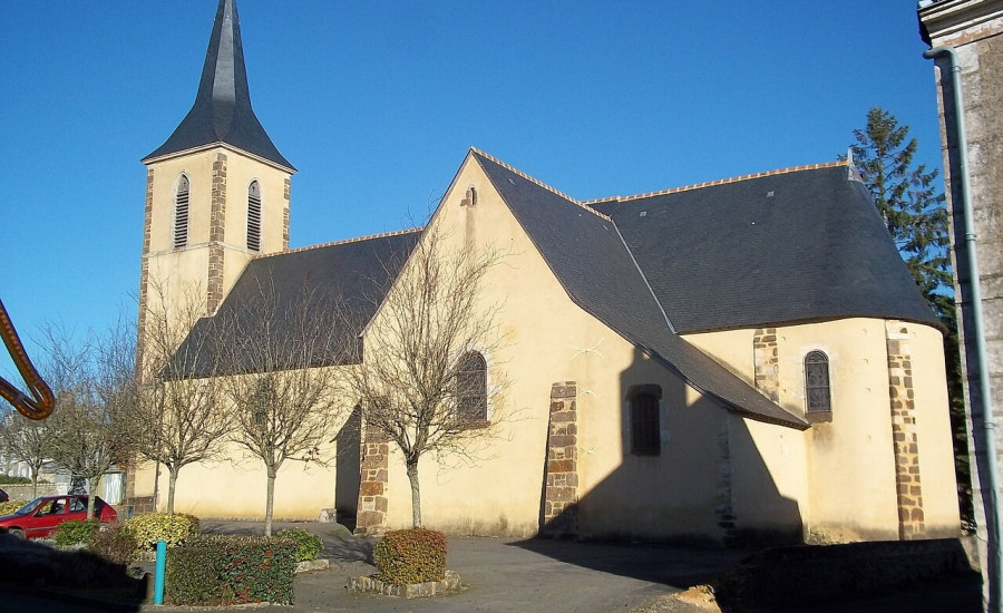 église Saint-Martin de Pezé-le-Robert — Photo : Stephvvv — CC BY-SA 3.0 — https://commons.wikimedia.org/wiki/File:Pez%C3%A9-le-Robert.JPG