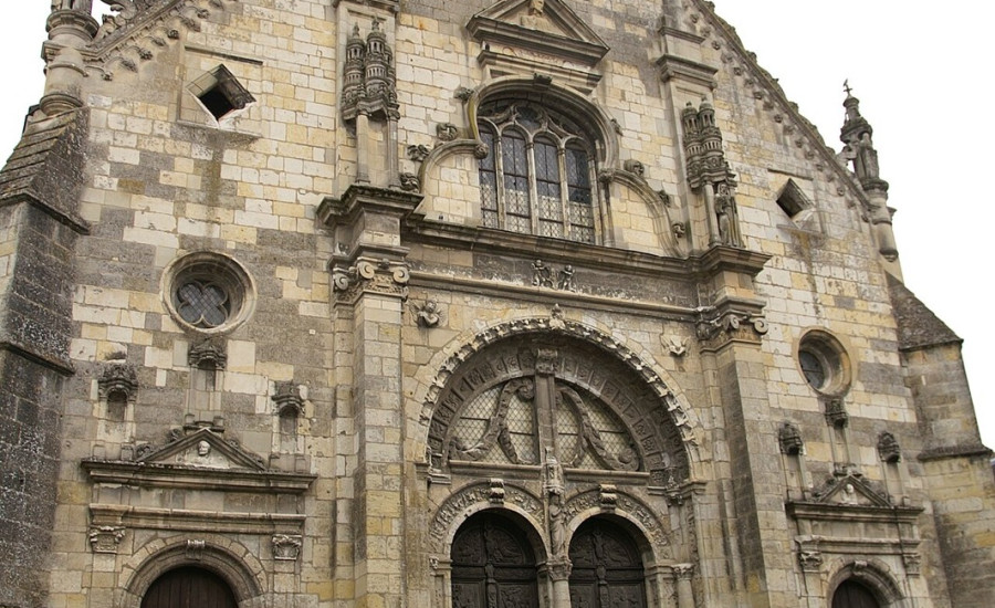 église Notre-Dame de Saint-Calais — Photo : Pymouss — CC BY-SA 3.0 — https://commons.wikimedia.org/wiki/File:Saint-Calais_-_%C3%89glise_Notre-Dame_fa%C3%A7ade.jpg