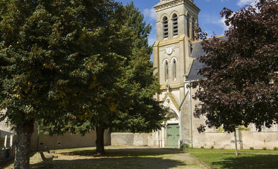 église Saint-Denis de Nogent-sur-Loir — Photo : Touzé Eric — CC BY-SA 3.0 — https://commons.wikimedia.org/wiki/File:72221_nogent-sur-loir_eglise.jpg