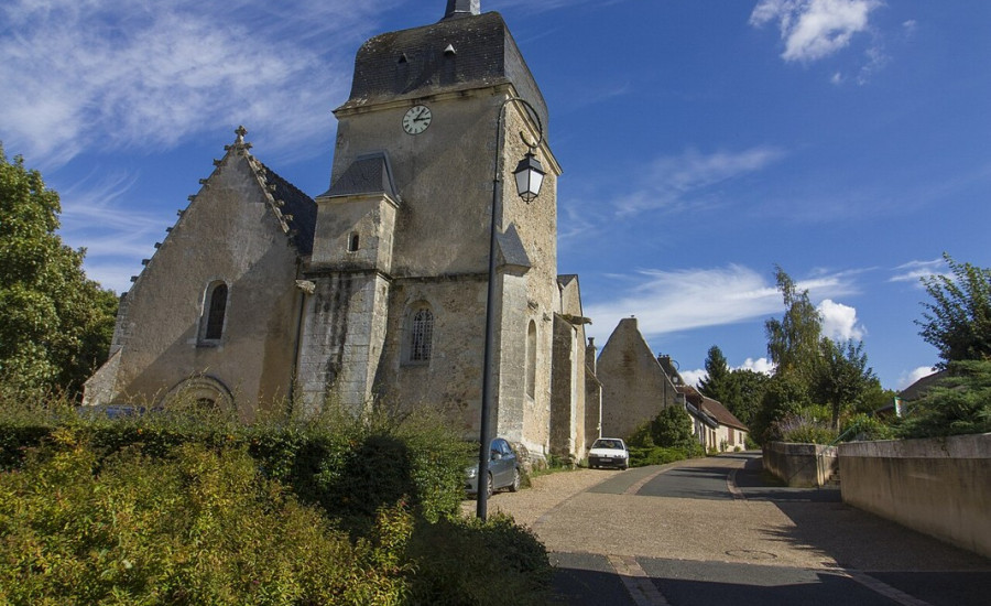 église Saint-Pierre-et-Saint-Paul de Beaumont-sur-Dême — Photo : Touzé Eric — CC BY-SA 3.0 — https://commons.wikimedia.org/wiki/File:72027_beaumont-sur-deme_eglise.jpg