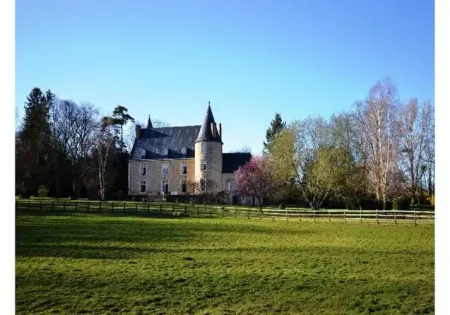 Château de Vaux : Un Luxueux Château en Sarthe