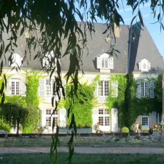 MEUBLES - AU CHATEAU DE BEZONNAIS