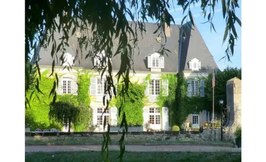MEUBLES - AU CHATEAU DE BEZONNAIS